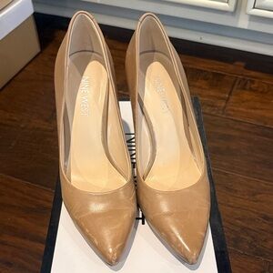 Nine West Nude/Tan Pointed Toe Leather Pumps